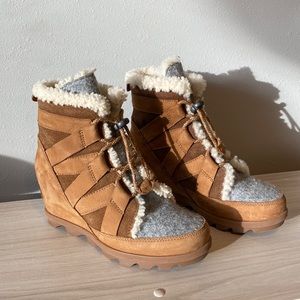 Joan of Arctic Sorel boots, size 8